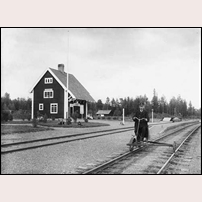 Litsnäset station okänt år. Förste banmästare Anders Gustaf Andersson Thorén (1861-1941) är ute på inspektion med sin cykeldressin. Thorén var banmästare i Lit från 1910 till 1924 eller 1925. Foto: Okänd. 