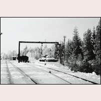 Vaplan håll- och lastplats före 1945. Den lilla väntkuren syns ett stycke bortom och till vänster om traverskranen. Bild från Sveriges Järnvägsmuseum. Foto: Okänd. 