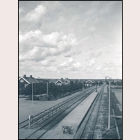 585B Skellefteå ses längst till höger på den här bilden från Sveriges Järnvägsmuseum tagen Saturday, 26 June 1926. De övriga byggnaderna är från vänster bostadshus 9B, 9A och 9C samt banavdelningens förrådsbodar invid spåret. Foto: Okänd. 