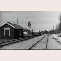 Lubboträsk station omkring 1940. Närmast ses den s.k. militärkuren och bortom den plattform och väntkur. Till höger skymtar ett staket vid banvaktsstugan 212 Lubboträsk. Bilden som finns i Sveriges Järnvägsmuseum är tagen inför elektrifieringen av stambanan genom övre Norrland, vilken blev klar här förbi i februari 1941. Foto: Okänd. 