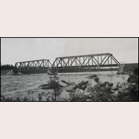 Bro över Piteälven mellan Moskosel och Kåbdalis omkring 1939. Bild från Sveriges Järnvägsmuseum. Foto: Okänd. 