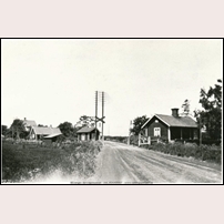 851 Långängskrogen okänt år. Hållplatsen Långängskrogen ligger till vänster om vägen. Bild från Sveriges Järnvägsmuseum. Foto: Okänd. 