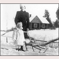 41 Björklången i bakgrunden med banvaktshustrun Bojan Klasson och dottern Monika. Bilden tagen 1950. Foto: Okänd. 