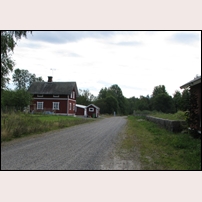 40 Järnboås den 2 september 2014. Stugan ligger vid den forna bangården som numera är omvandlad till landsväg. Till höger det välbevarade godsmagasinet och lastkajen. Foto: Jöran Johansson. 