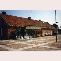 Vimmerby station 1997. Stationshuset har inte undergått några yttre förändringar sedan det byggdes 1954. Till och med namnskylten är den ursprungliga. Foto: Kjell Andersson. 