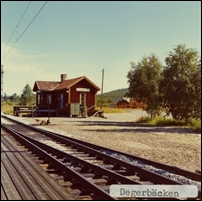 Degerbäcken station 1968-1969. När bilden togs förekom både person- och godstrafik här. Bild från Sveriges Järnvägsmuseum. Foto: Okänd. 