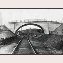 119-120 Tenbäcken syns genom brovalvet. Vägbron är ännu inte färdig när bilden tas i oktober 1925. Bild från Sveriges Järnvägsmuseum. Foto: Okänd. 