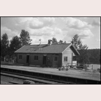 Ryggen station troligen på 1930-talet. Trots att vägnätet och nästan all bebyggelse ligger på norra sidan av järnvägen har det nya stationshuset placerats på södra sidan mellan spåren och sjön Ryggen. Bild från Sveriges Järnvägsmuseum. Foto: Okänd. 