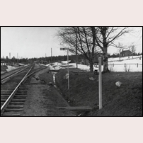 Långsjön station omkring 1940. Bilden är tagen mot söder. Fotografen befinner sig mittför banvaktsstugan 219 Långsjön. Till höger ses en stolpe med s.k. kontrollbrickor, ett sätt att visa för lokförare och banbefäl att banvakten inspekterat banan. Foto: Okänd. 