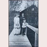 592 Gränsstugan med familjen Thelander utanför: Bendix (1898-1960), Polly (1901-1994), Rudolf (1924-) och Clary (1927-2013). Vad den lilla vovven heter är inte bekant. Med tanke på barnens ålder bör man kunna datera bilden till 1929. Foto: Okänd. 