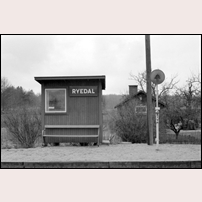 Ryedal station den 9 april 1972, reducerad till en hållplats. Och fortfarande stannar några tåg här. Foto: Bengt Gustavsson. 