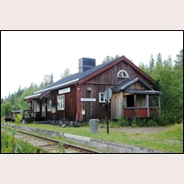 Varjisträsk station den 5 augusti 2014. Här går det tydligen fortfarande att få stopp på tåget. Foto: Bengt Gustavsson. 
