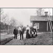 Sågmyra banvaktsstuga omkring 1920. Bilden är uppenbarligen tagen vid samma tillfälle som den föregående. Den kommer från Olle Anderssons samling. Foto: Okänd. 