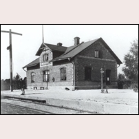 Hammar station omkring 1920, alltså innan namnet ändrades till Hammarslund. Notera att det ovanligt nog inte finns någon dörr på långsidan mot spåren, vare sig till väntsal eller tågexpedition. Foto: Okänd. 