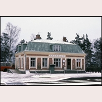 Bromölla station Thursday, 26 January 1978. Den här byggnaden uppfördes som nytt stationshus 1908 och var i bruk till 1999. Foto: Bengt Gustavsson. 