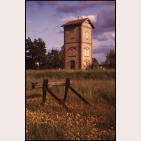 Everöd, vattentornet den 1 juli 1985. Tio år senare hade taket på tornet försvunnit och rivning skulle ske inom några år. Foto: Jöran Johansson. 