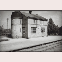 Gränumsby station tidigast 1947, det år då namnet Gränum byttes mot Gränumsby. Husets utformning var av det mer udda slaget. Bild från Sveriges Järnvägsmuseum. Foto: Okänd. 