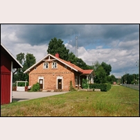 Johannishus station den 1 augusti 2011. Det är en fröjd att se ett så välskött hus. Jämför t.ex. Bredåkra. Foto: Olle Alm. 