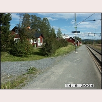 554F Välliste den 14 augusti 2004, stugan ligger vid Undersåkers stations bangård och är det närmaste huset på bilden.   Foto: Jöran Johansson. 