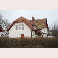 Barsebäckshamn station den 11 april 2015. Huset hade då blivit inklämt i villabebyggelse.


 Foto: Bengt Gustavsson. 
