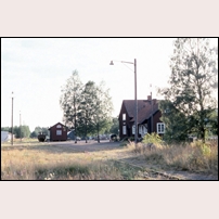 Lenhovda station den 9 augusti 1983. Fotoriktning västerut. Foto: Bengt Gustavsson. 