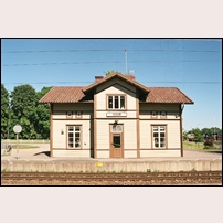 Vedum station den 1 juli 2015. Ett välskött och trevligt litet stationshus. Foto: Olle Alm. 