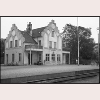 Falsterbo station den 22 augusti 1965. En vecka senare, söndagen den 29 augusti 1965, gick det s.k. badtåget för sista gången med ånglok (i ordinarie trafik). Foto: Niels Kroyer. 