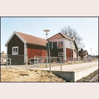 Äng station den 1 maj 2013. Den nya plattformen med sitt lika nya "stationshus" får ligga öde i fortsättningen. Foto: Olle Alm. 