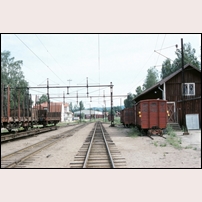 Munkfors station den 3 juli 1985 mot norr. Några smalspåriga finkor står på sidospår, förmodligen har de inga trafikuppgifter längre.  Foto: Bengt Gustavsson. 