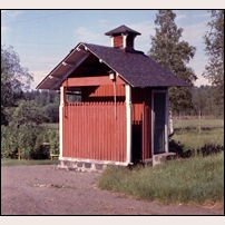 Timansberg station den 25 juni 1973. En så fin liten avträdesbyggnad.  Foto: Jöran Johansson. 