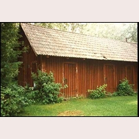 363-364 Lo i maj 1997. I uthuset finns avträde till vänster och förråd till höger. Foto: Allan Strömstedt. 