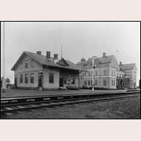 Fjugesta station 1900 med det pampiga hotellet till höger. Bild från Sveriges Järnvägsmuseum. Foto: Okänd. 