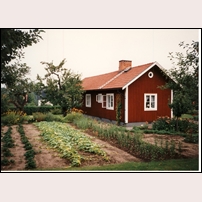 Malmslätt station, hus 9B 1997. Huset är uppfört efter samma ritning som banvaktsstuga modell 1872 men senare ombyggt. Det har felaktigt antagits vara banvaktsstuga nr 463.  Foto: Jöran Johansson. 