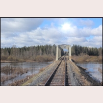 Bro över Sikåsån den 13 maj 2016. Bron är belägen på en mer än fem km lång raksträcka. På samma raksträcka lite längre norrut ligger bron över Öjan. Bilden är tagen mot söder. Foto: Jöran Johansson. 