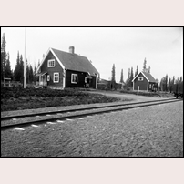 Gulåstjärn mötesplats på 1910-talet, till vänster stationshuset, till höger bostadshus för en vagn- och stallkarl (pumpare), identisk med banvaktsstugorna vid linjen Östersund - Ulriksfors. Trafikplatsen var ursprungligen enbart avsedd för tågmöten utan allmän trafik. Bild från Sveriges Järnvägsmuseum som anger att det är tagen på 1910-talet och på 1940-talet! Den finns dock medtagen i den teknisk-ekonomiska redogörelsen för bandelen tryckt 1917. Foto: Okänd. 
