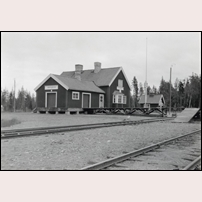 Aronsjölid station omkring 1937. Bild från Sveriges Järnvägsmuseum. Foto: Okänd. 