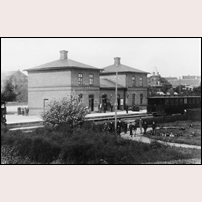 Sölvesborg station på 1890-talet. Det gamla stationshuset som snart ska ersättas av ett nytt. Bild från Sveriges Järnvägsmuseum. Foto: Okänd. 