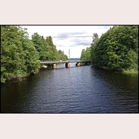 Bro över Asphytteälven vid Daglösens station den 2 augusti 2016. Bilden är tagen norrut, bortom bron öppnar sig sjön Daglösen. Foto: Olle Thåström. 