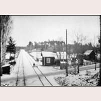 147 Ramnäs 1933. Det vänstra spåret går mot Tillberga och det högra mot Kolbäck. Till höger skymtar infartssignalen söderifrån till Ramnäs station. Bild från Bygdeband. Foto: Okänd. 