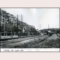 Kåhög hållplats omkring 1910.  Det är fortfarande enkelspår här förbi och den förlängda hållplatsstugan med träplattform ligger kvar på banans norra sida. Foto: Okänd. 