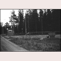 Ältebo hållplats 1969. Kuren har en överdimensionerad namnskylt. Sannolikt har den varit fristående och fått ny placering. Foto: Sven Ove Lundberg. 