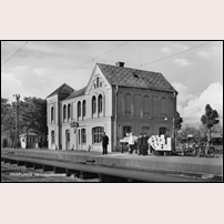 Harplinge station efter att arkitektens genomarbetade skapelse ersatts av en "modern" lågbudgetvariant. Vykort från Pressbyrån utgivet omkring 1948. Foto: Okänd. 
