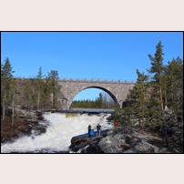 Bron vid Pakkoselet den 15 maj 2016. Fotograferande tågentusiaster har fattat posto nedanför bron.   Foto: Jöran Johansson. 