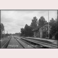 Simeå station på 1920-talet. Till vänster ligger Simeå ångsåg som var i bruk till 1933. Bild från Sveriges Järnvägsmuseum. Foto: J. Cardell. 