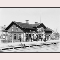 Vretstorp station 1892 i det ursprungliga utförandet. Ett par år senare tillbyggdes stationshuset. Foto: P A Ericsén, Skövde. 
