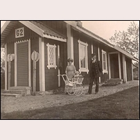 516 Jordanstorp, troligen 1915. Bilden visar banvakten Karl Oskar Malm (1887-1946), hustrun Ellen Maria (1889-1974) och sonen Gustaf Georg (1914-1999). Foto: Okänd. 