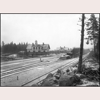 Krampen före 1932. Närmast till vänster ligger hus 9 och längre bort till höger den kombinerade banmästar- och banvaktsstugan 263 Krampen. Bild från Sveriges Järnvägsmuseum. Foto: Edrén Smedjebacken. 