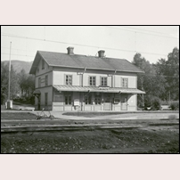 Duved station på 1940-talet. Ett fint stationshus av den s.k. Hällnäsmodellen. Bild från Sveriges Järnvägsmuseum. Foto: Okänd. 