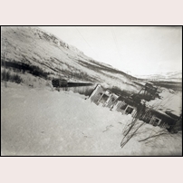 Banvaktsstugan Nuoljatunneln efter snöskredet den 26 mars 1931. Bild från Sveriges Järnvägsmuseum. Foto: Okänd. 