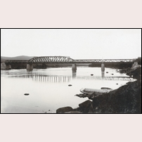 Bro över Ljusnan söder om Sveg på 1920-talet. Bild från Sveriges Järnvägsmuseum. Foto: Okänd. 